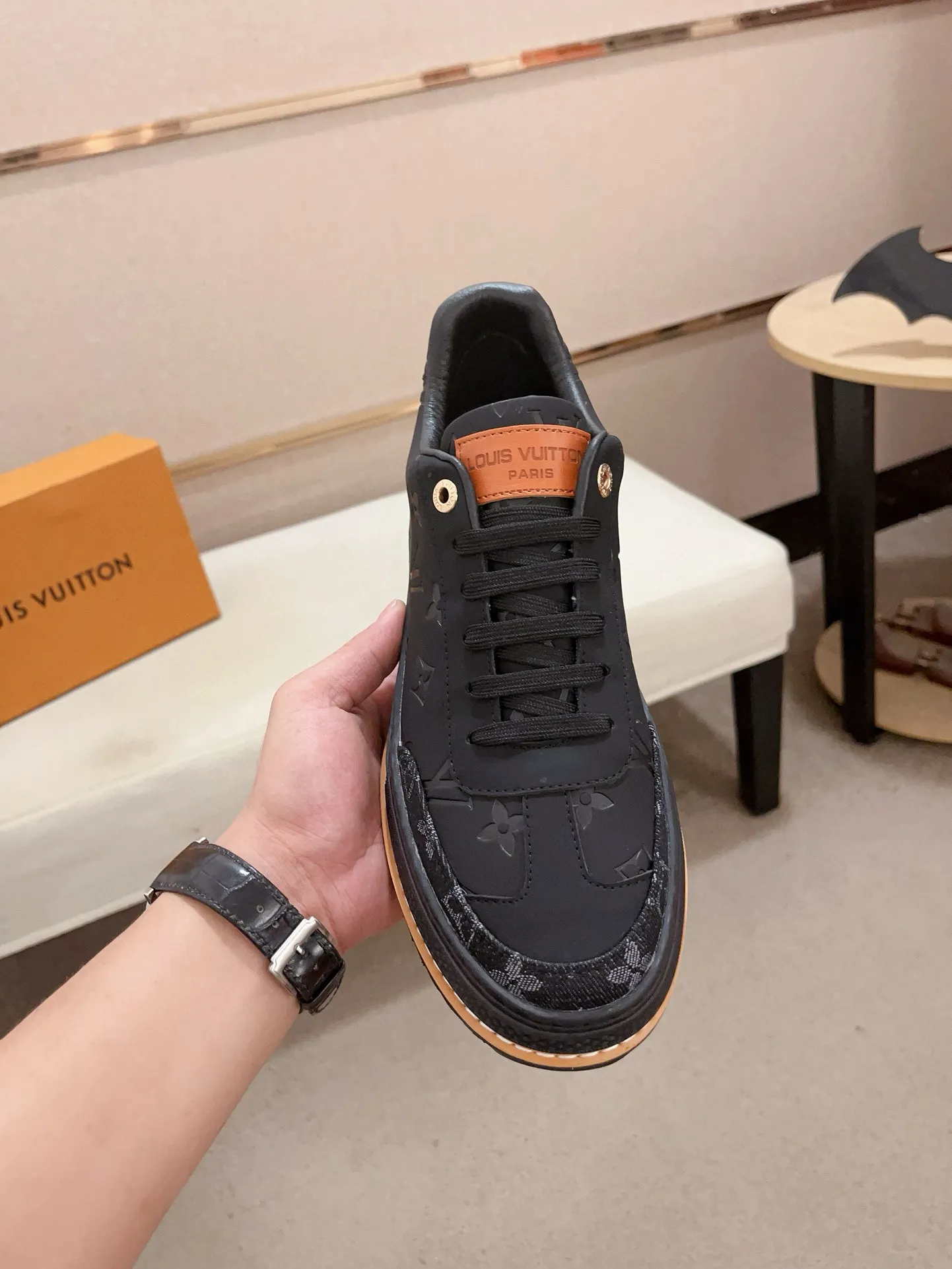 Men's shoes💰 400💰Louis Vuitton (Louis Vuitton/LV) top 🔍🔍 new models are on sale at the same time, the upper 🇮🇹 imported first-layer cowhide from Italy, fully imported sheepskin lining 💪💪, completely 1⃣️ to 1 ⃣️Re-engraved🇮🇹💪💪, ⚠Sole: The original sole is specially provided by the original factory, the exclusive movable molded sole is super comfortable, ⚠The original factory follows the order, 🔍🔍high quality, you can enter and exit the counter at will, welcome to compare⚠. Code number: 38-44. Can be customized for 45 non-refundable!